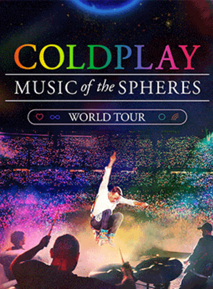 Das Bild ist eine lebendige und farbenfrohe Werbegrafik für die Welttournee von Coldplay, "Music of the Spheres". Oben steht in großen, hellen Buchstaben der Name "COLDPLAY". Darunter, in etwas kleinerer Schrift, der Titel der Tour "MUSIC OF THE SPHERES", gefolgt vom Schriftzug "WORLD TOUR" umgeben von zwei Symbolen, die Unendlichkeit und einen Planeten darstellen. Im unteren Teil des Bildes ist ein dynamisches Konzertfoto zu sehen: ein Musiker der Band springt energetisch in die Luft, während hinter ihm eine Menschenmenge jubelt und ein Meer aus bunten Lichtern von der Bühnenshow reflektiert wird.