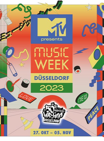 Das Bild ist ein Plakat für die "MTV Music Week Düsseldorf 2023". Im oberen Bereich des Plakats steht das MTV-Logo mit dem Zusatz "presents". Darunter befindet sich der Titel "MUSIC WEEK" in großen, fetten Buchstaben, gefolgt von "DÜSSELDORF 2023" auf einem grünen Hintergrund. Das Design ist lebendig und farbenreich, mit verschiedenen Musik- und Friedenssymbolen wie Notenschlüsseln, Herzen, Sternen, einer Gitarre und dem Peace-Zeichen, die über das ganze Plakat verteilt sind. Unten steht das Datum des Events: "27. OKT – 05. NOV", begleitet von einem Logo, das das 50-jährige Jubiläum des Musikgenres Hip-Hop feiert. Der Hintergrund besteht aus geometrischen Formen und Linien in einem abstrakten Muster, was dem Plakat eine dynamische und moderne Ausstrahlung verleiht.